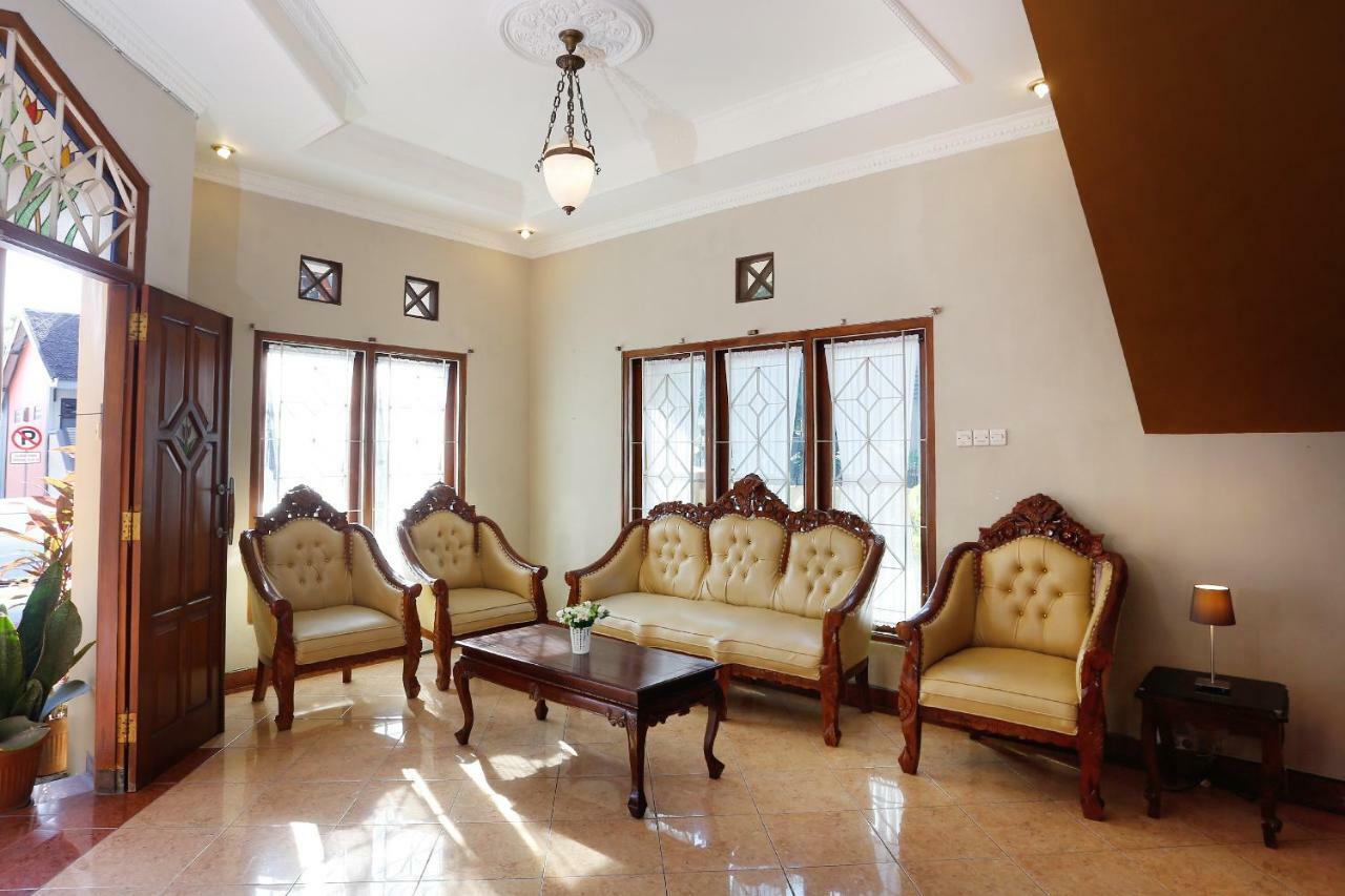 Oyo 1072 Kampung Condro Wulan Guesthouse Maguwo Экстерьер фото